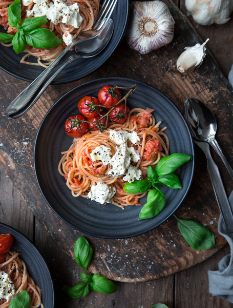 Spaghetti med tomatsås och kajmak