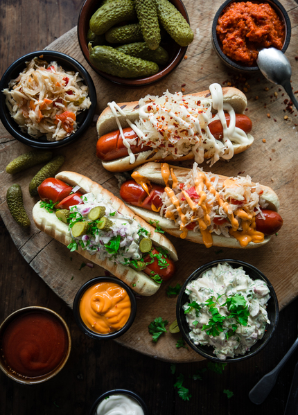 Grillad korv med tillbehör